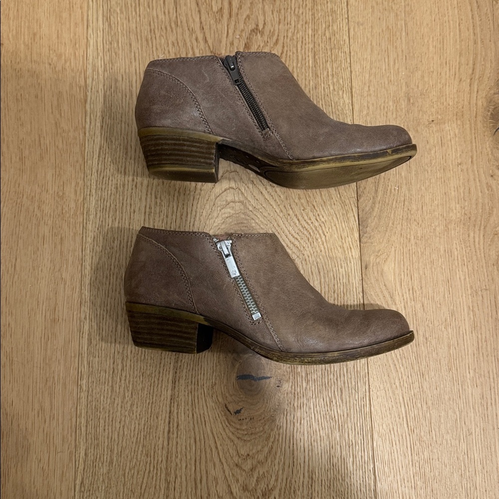 Lucky Brand LP Banda tan/taupe low zip heeled booties Sz 7 - Picture 4 of 11